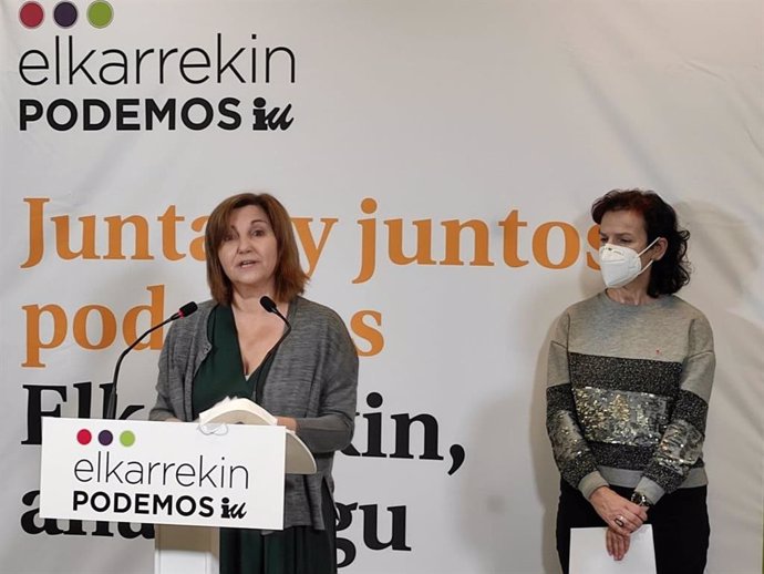 Pilar Garrido (coordinadora de Podemos Euskadi) e Isabel Salud (coordinadora de Ezker Anitza-IU) en rueda de prensa.