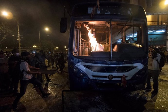 Un autobús arde durante las protestas contra el Gobierno en Guatemala.