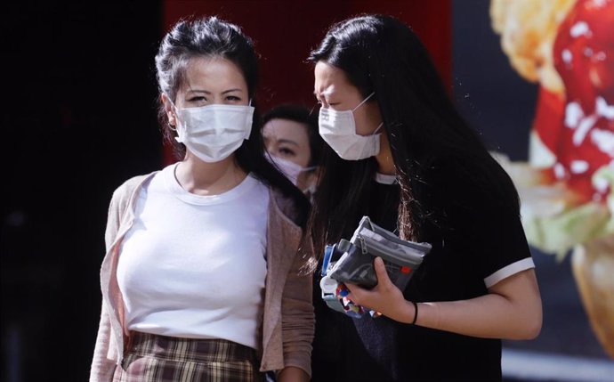 Mujeres con mascarilla en Hong Kong durante la pandemia de coronavirus. 