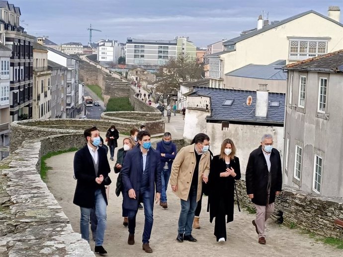 El conselleiro de Cultura, Educación e Universidade, Román Rodríguez, y la alcaldesa de Lugo, Lara Méndez, en un paseo para conmemorar los 20 años de la declaración de la Muralla de Lugo como Patrimonio de la Humanidad.