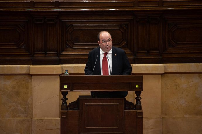 El primer secretari del PSC, Miquel Iceta, durant la seva intervenció en un ple extraordinari al Parlament de Catalunya per debatre sobre "la situació política creada per la crisi de la monarquia espanyola".