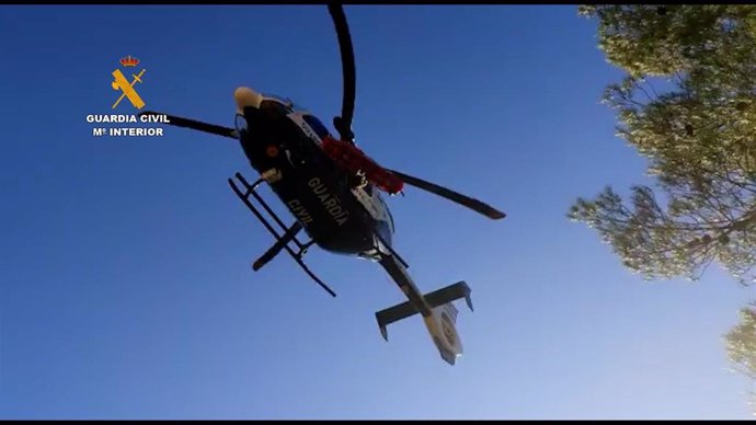 Imagen de recurso de un helicóptero de la Guardia Civil en un rescate.