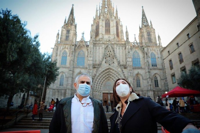 El líder de Cs en Catalunya, Carlos Carrizosa, visita la Fira de Santa Llucía en Barcelona. A su lado, la presidenta del grupo municipal de Cs en Barcelona, Luz Guilarte.