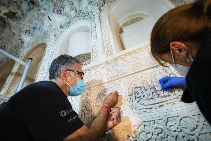 Restauración de yeserías en el Palacio de los Leones, una intervención que han dejado al descubierto en la Sala de los Reyes la policromía original de época nazarí