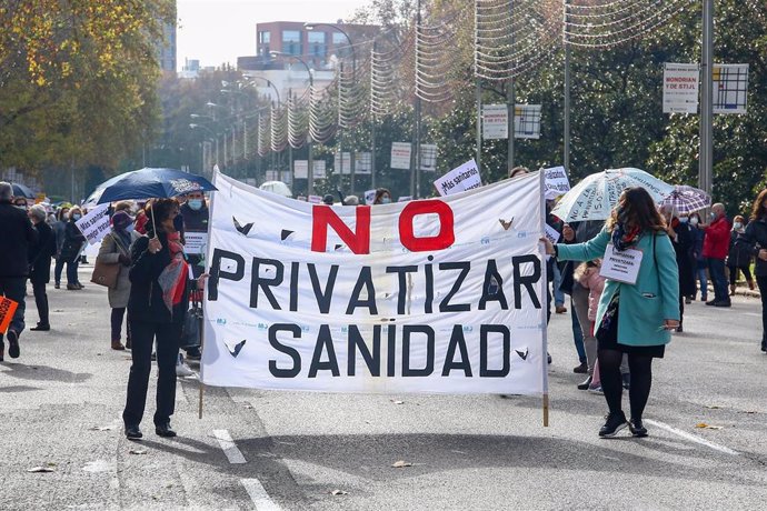 Dos mujeres sostienen una pancarta donde se lee "No privatizar sanidad" durante una manifestación de la Marea Blanca en Madrid.