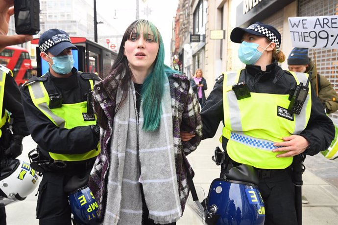28 November 2020, England, London: Police officers detain a demonstrator during a protest against Coronavirus lockdown. Photo: Victoria Jones/PA Wire/dpa