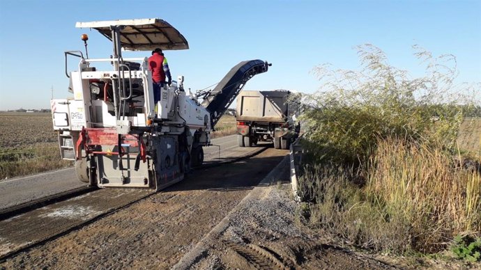 Obras en la carretera entre La Puebla del Río y la Venta el Cruce