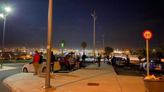 Intervención de la Policía Local de Las Palmas de Gran Canaria ante la concentración de un grupo de jóvenes