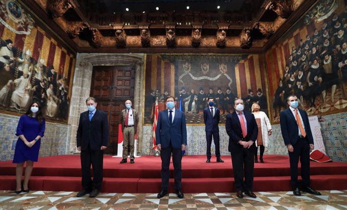El 'president' de la Generalitat, Ximo Puig, con las personas galardonas con los Premis Rei Jaume I 2020