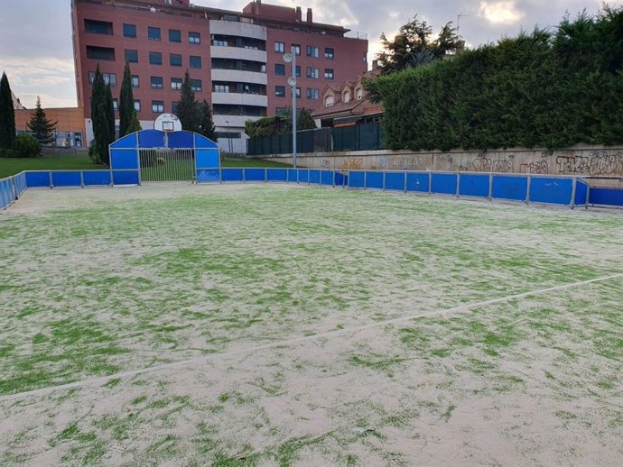 El Ayuntamiento de Calahorra repara la pista multideporte del 3X3  del sector B5
