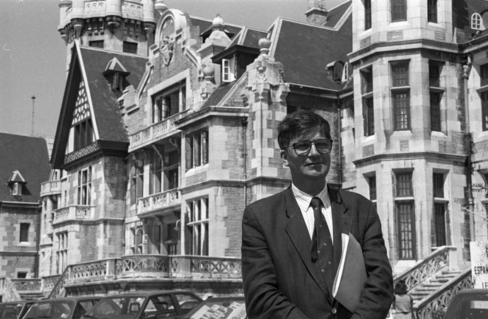 L'exministre socialista, Ernest Lluch, davant del palau de la Magdalena de Santander