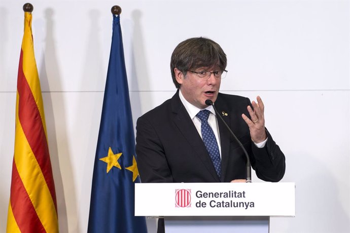 El expresident de la Generalitat de Catalunya Carles Puidgemont -12 de enero de 2016-28 de octubre de 2017, ofrece una rueda de prensa conjunta con los expresidentes de la Generalitat, Artur Mas -27 de diciembre de 2010-12 de enero de 2016-; y Quim Torr