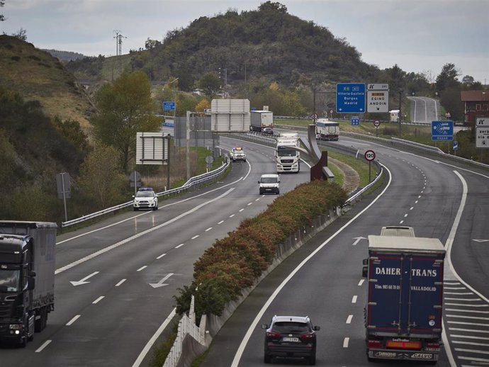 Controles de la Guardia Civil en la autovía A-1, en el límite entre Navarra y Álava, este 22 de octubre de 2020, día en el que entra en vigor el confinamiento perimetral de Navarra como medida para el control del Covid-19.