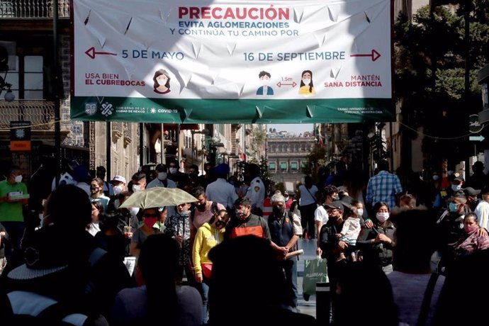 Pese a las advertencias, las calles del centro de Ciudad de México continúan siendo escenarios de importantes aglomeraciones.
