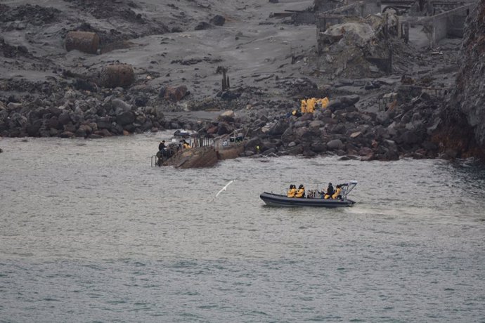 HANDOUT - 13 December 2019, New Zealand, Whakaari: Emergency personnel take part in a recovery operation to retrieve the remaining bodies on White Island following the Whakatane volcanic eruption on Monday. Photo: -/NEW ZEALAND DEFENCE FORCE via AAP/dpa