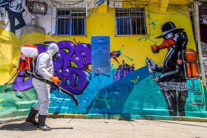 Una persona trabaja en labores de sinfección de una favela de Río de Janeiro, en el sureste de Brasil.