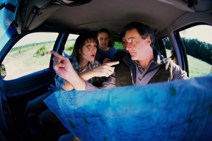 Familia discutiendo, coche, paciencia, perderse, ruta