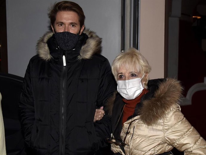 Concha Velasco, acompañada por su hijo Manuel, ha celebrado su cumpleaños sobre el escenario