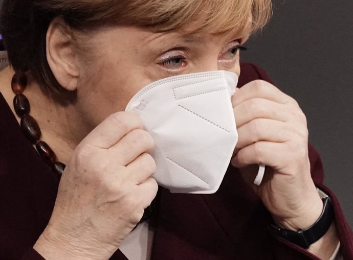 Angela Merkel se coloca la mascarilla tras una declaración en el Bundestag, en Berlín