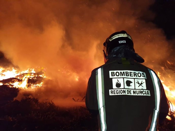 Un bombero trabaja en la extinción del fuego declarado en una planta de reciclado en San Javier