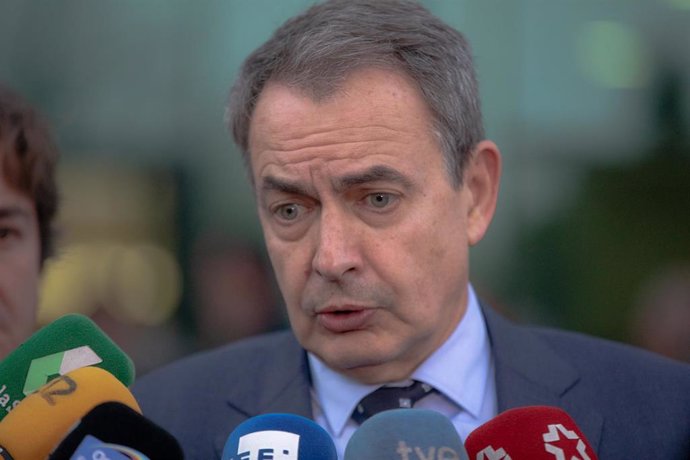 El expresidente del Gobierno José Luis Rodríguez Zapatero, atiende a los medios de comunicación tras un minuto de silencio por las mujeres asesinadas, y antes de la presentación de la 'Plataforma de Hombres Feministas' de Fuenlabrada, una iniciativa que