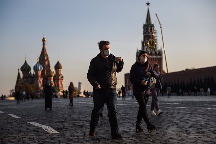 Ciudadanos pasenado por la Plaza Roja de Moscú
