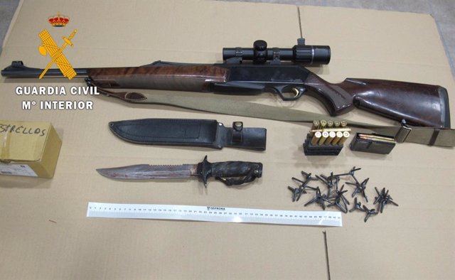 Armas y munición de caza encontradas en el interior del vehículo