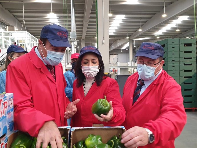 En el centro, la presidenta del Parlamento de Andalucía, Marta Bosquet, visita una cooperativa