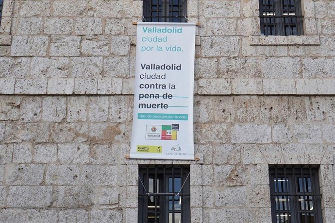 Pancarta contra la Pena de Muerte en el edificio municipal de San Benito.
