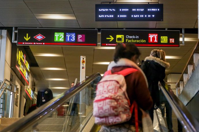 Varios pasajeros suben unas escaleras mecánicas durante la operación salida de Navidad en el aeropuerto Adolfo Suárez Madrid-Barajas, en Madrid a 20 de diciembre de 2019.