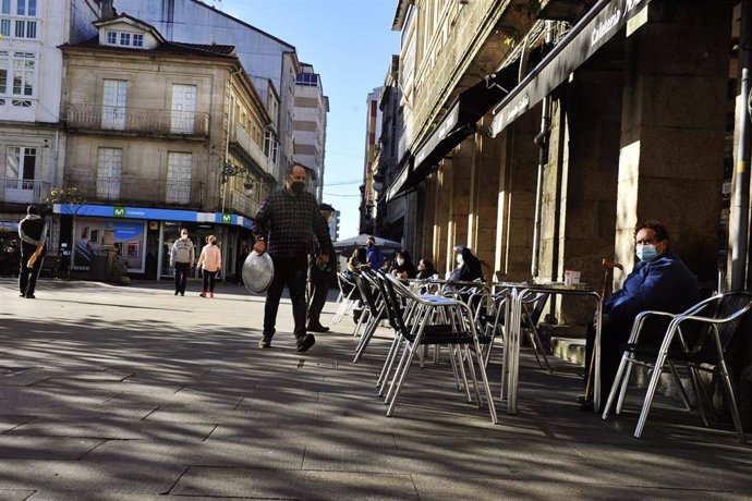 Comensales sentados en una terraza de un establecimiento abierto en O Carballiño donde hoy se levanta el cierre perimetral y reabre la hostelería, en O Carballiño, Ourense, Galicia, (España), a 21 de noviembre de 2020. Esta nueva fase de desescalada se 