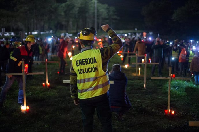 Un trabajador levanta el brazo como signo de protesta durante un velatorio nocturno simbólico convocado por la fábrica de Alcoa, en  en San Cibrao, A Mariña, Lugo, Galicia (España), a 28 de noviembre de 2020. La concentración se produce como signo de pr