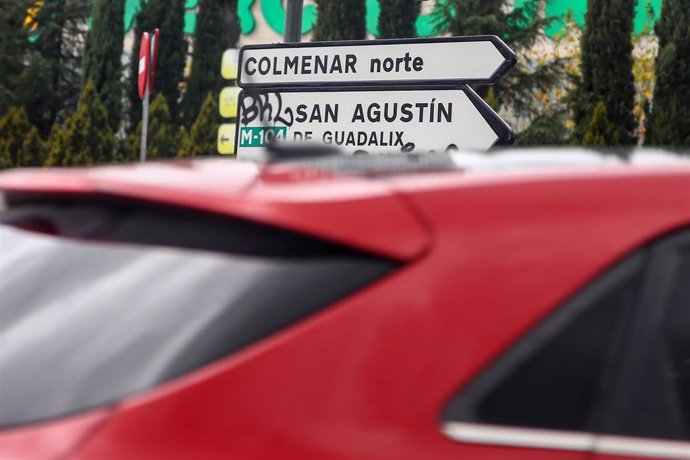 Un coche pasa por un cartel indicativo hacia Colmenar Norte colocado en una carretera de la zona básica de Salud de Colmenar Viejo Norte, en Colmenar Viejo, Madrid (España), a 26 de noviembre. A partir del próximo lunes día 30, la Comunidad de Madrid ha