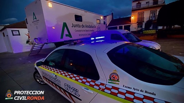 Un coche de Protección Civil este pasado domingo 29 de noviembre junto al camión móvil de cribado de COVID-19 en el municipio de Cuevas del Becerro (Málaga)