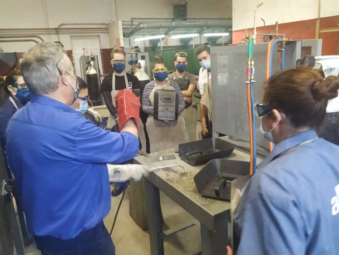 Profesor y alumnos participantes en uno de los cursos reanudados en el Centro de Formación Profesional para el Empleo de Montilla, foto de archivo