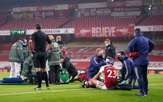 Los médicos atienden a Raúl Jiménez tras su choque con David Luiz en el Arsenal-Wolves