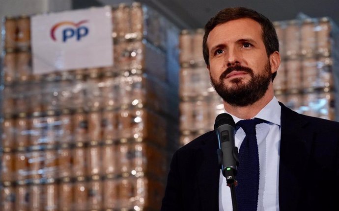 El president del PP, Pablo Casado, visita un  Banc d'Aliments a Reus, Tarragona (Espanya), 27 de novembre del 2020.