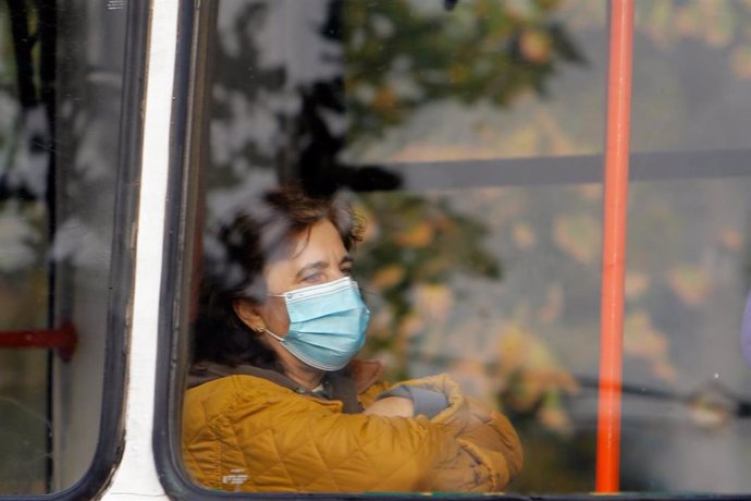 Una mujer con mascarilla en Bucarest, Rumanía