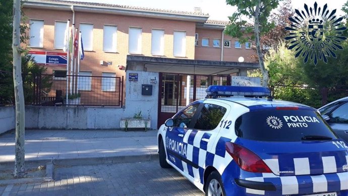 Recurso de la Policía Local de Pinto, a las puertas de un colegio.