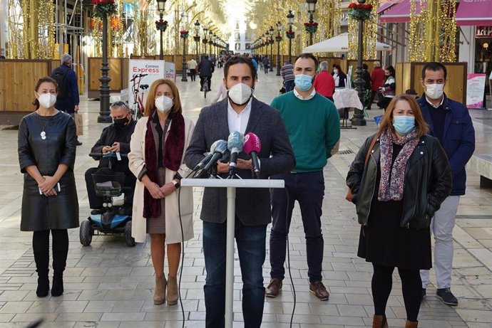 El portavoz municipal del PSOE en el Ayuntamiento de Málaga, Daniel Pérez, y ediles socialistas en calle Larios