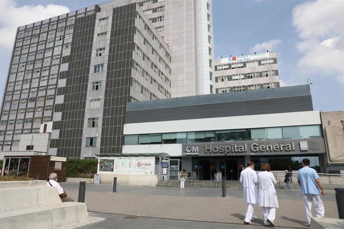 Varios trabajadores sanitarios pasean por las inmediaciones de la puerta del Hospital de La Paz, en Madrid (España), a 15 de septiembre de 2020. La Comunidad de Madrid comienza desde hoy la vacunación de los 150 participantes madrileños voluntarios en e