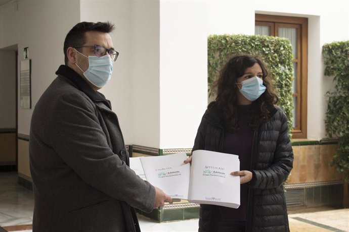 El portavoz adjunto y responsable de presupuestos de Adelante Andalucía, Guzmán Ahumada, y la coportavoz de Podemos Andalucía, Libertad Benítez, presentan las enmiendas parciales del grupo parlamentario al Presupuesto de la Junta para 2021.