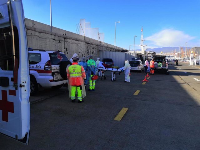 Dispositivo de atención sanitaria a un cayuco con 73 migrantes llegado al puerto de Santa Cruz de Tenerife