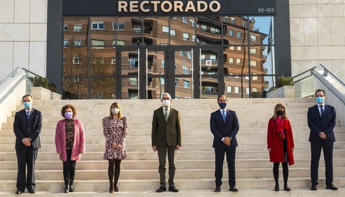 El Equipo Rectoral de la  UR con el nuevo rector, Juan Carlos Ayala, en el centro