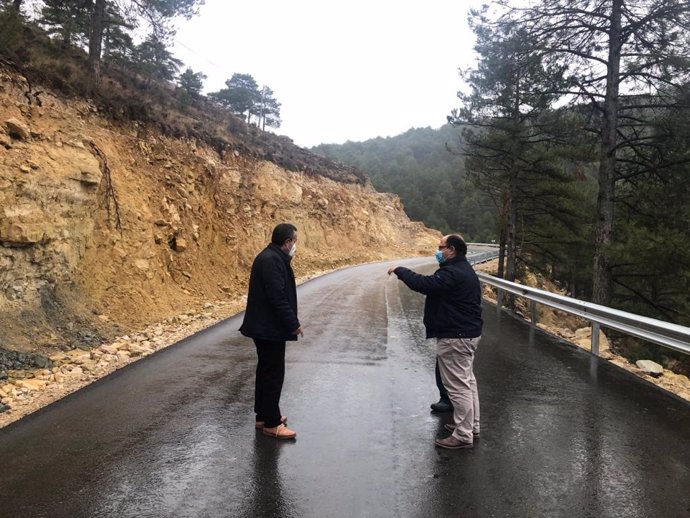 El vicepresidente Alberto Izquierdo, con el alcalde de El Vallecillo, Pascual Giménez, visitando la carretera