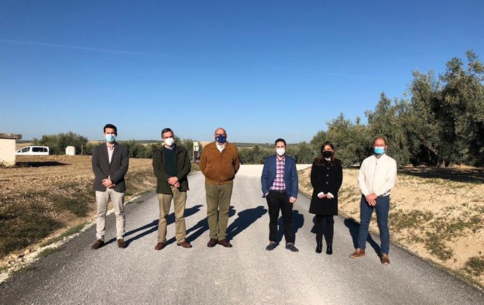 El delegado de Infraestructuras Rurales en la Diputación de Córdoba, Manuel Olmo (tercero por la dcha.), visita la CP-268