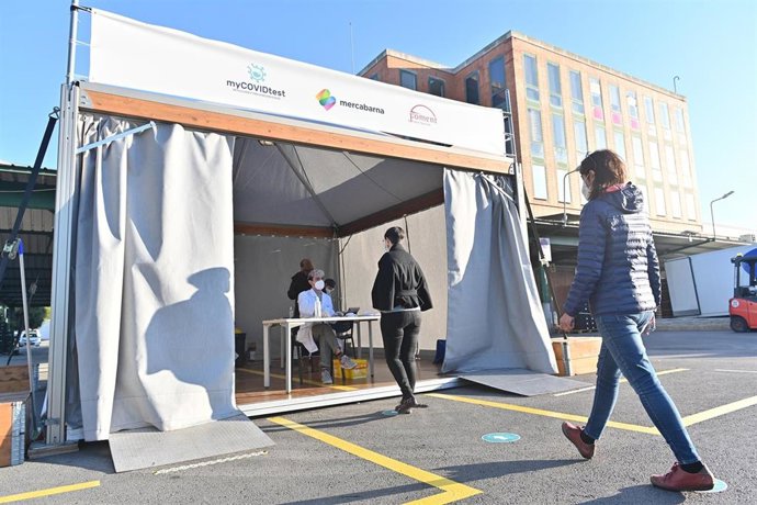Una de las carpas establecidas en Mercabarna para hacer tests a sus empleados por la Covid