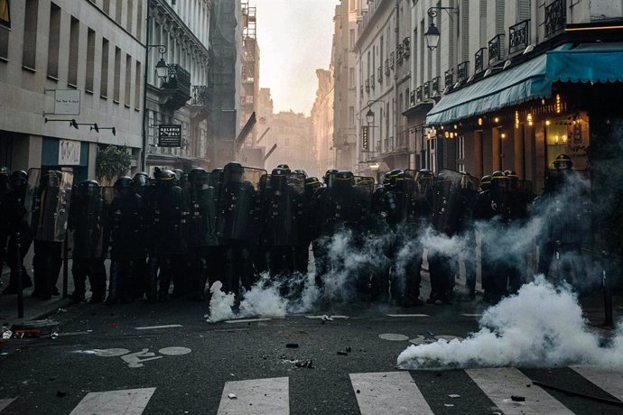 28 November 2020, France, Paris: Police officers fire tear gas during a demonstration against brutality and the controversial Global Security bill that will restrict video recordings of police operations. Photo: Jan Schmidt-Whitley/Le Pictorium Agency v
