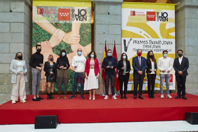 La presidenta de la Comunidad de Madrid, Isabel Díaz Ayusoy el consejero de Educación y Juventud, Enrique Ossorio durante el acto de entrega de los Premios Talento Joven-Carné Joven.
