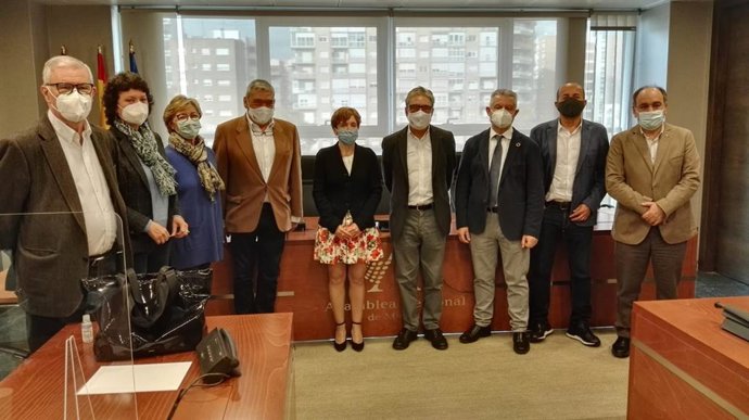 En el centro, María del Carmen Lozano Garrido, presidenta del Colegio Profesional de Educadores Sociales de la Región de Murcia